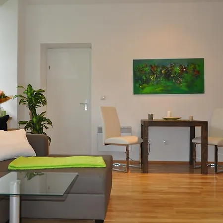 Im Univiertel Mit Garten Грац
